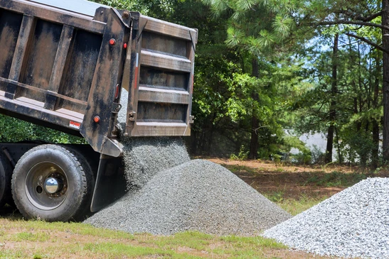 Chantier de construction extérieur avec ouvrier en équipement de sécurité observant les travaux