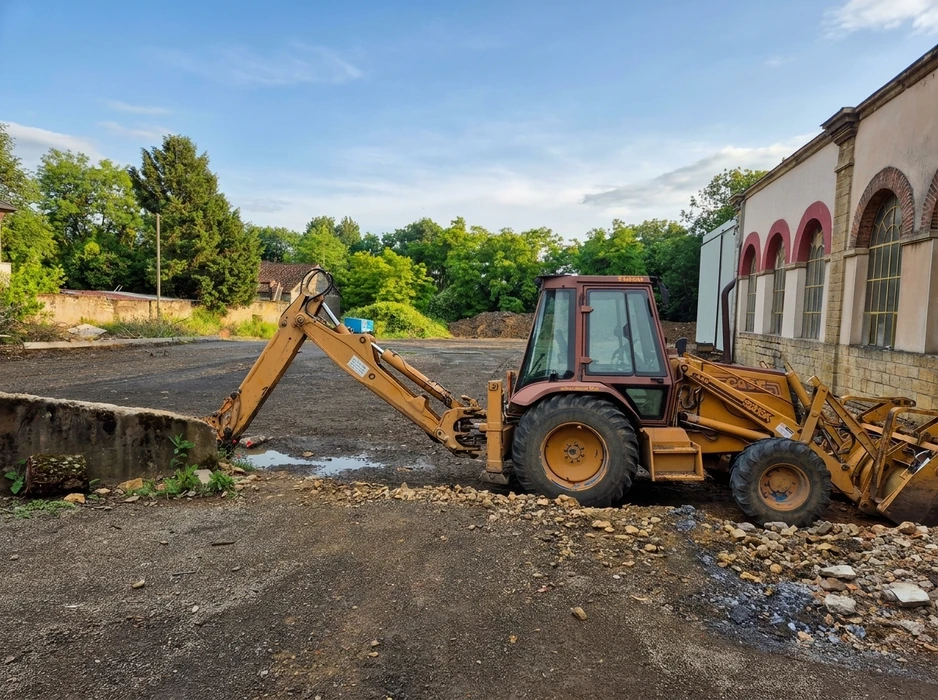 Chantier extérieur de démolition/réhabilitation d'un bâtiment ancien en briques et pierres
