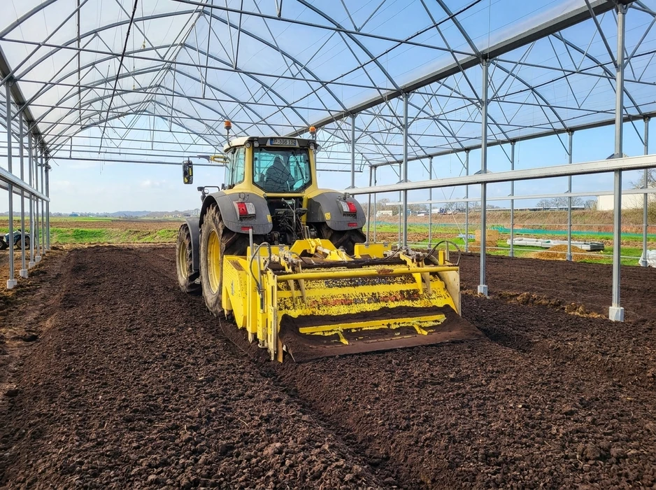 Intérieur d'une grande serre agricole multi-chapelles à structure métallique