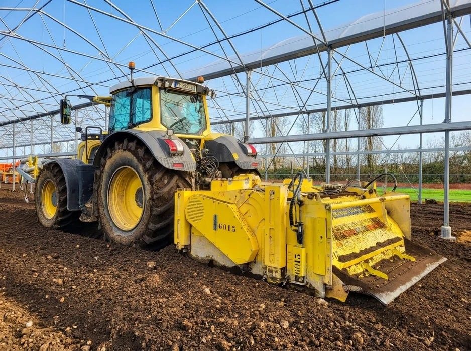 Intérieur de serre agricole industrielle, sol meuble travaillé