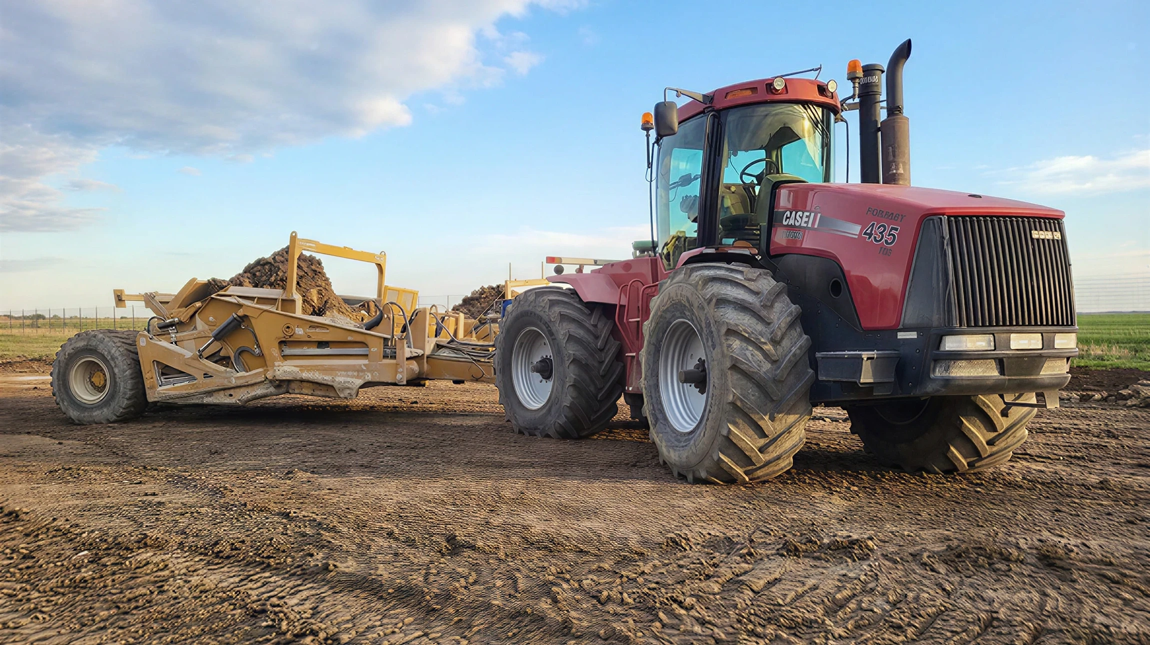Chantier extérieur avec tas de sable beige et pelle à manche en bois plantée verticalement