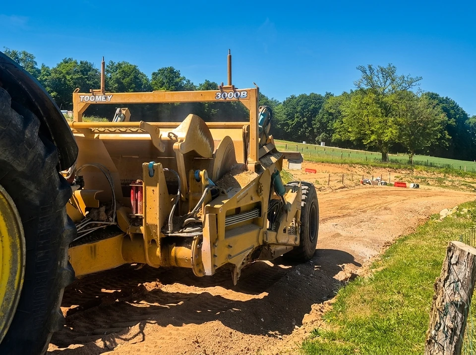 Chargeur de roue ou bulldozer puissant travaillant sur une carrière ou un chantier de construction
