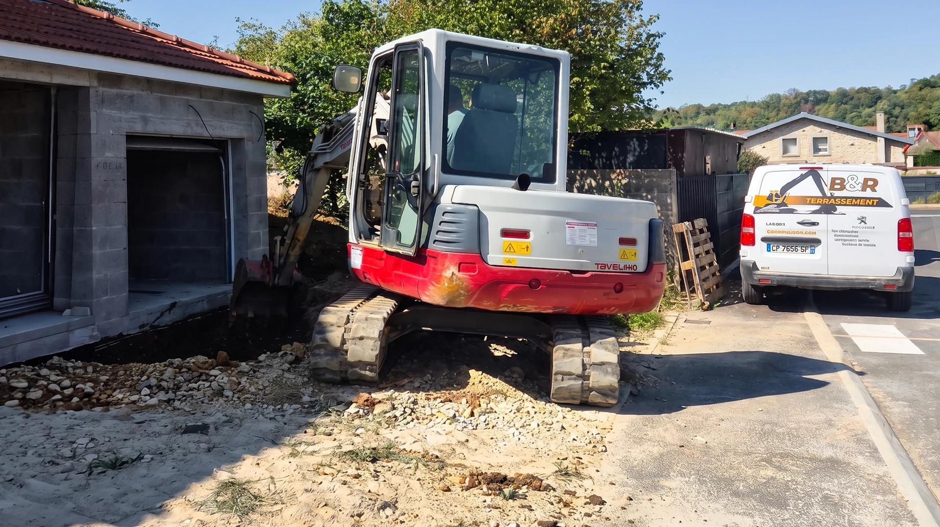 Deux ouvriers équipés de casques de sécurité orange travaillent à genoux sur un chantier extérieur, effectuant des opérations de maintenance ou réparation sur une canalisation bleue enterrée dans le sol sablonneux
