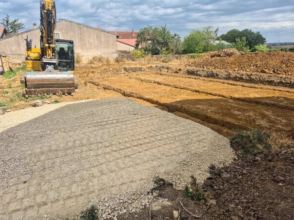 Chantier extérieur de démolition/réhabilitation d'un bâtiment ancien en briques et pierres